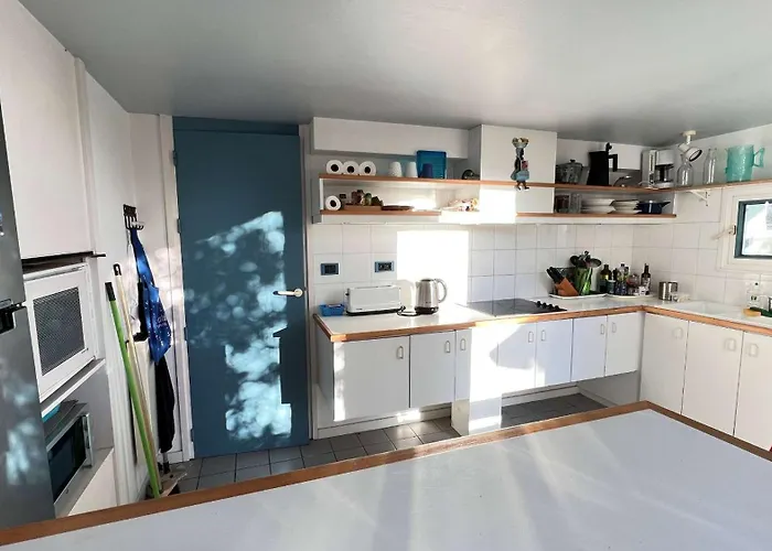 Jolie Maison Avec Jardin, Piscine Et Parking