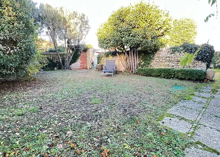 Jolie Maison Avec Jardin, Piscine Et Parking *